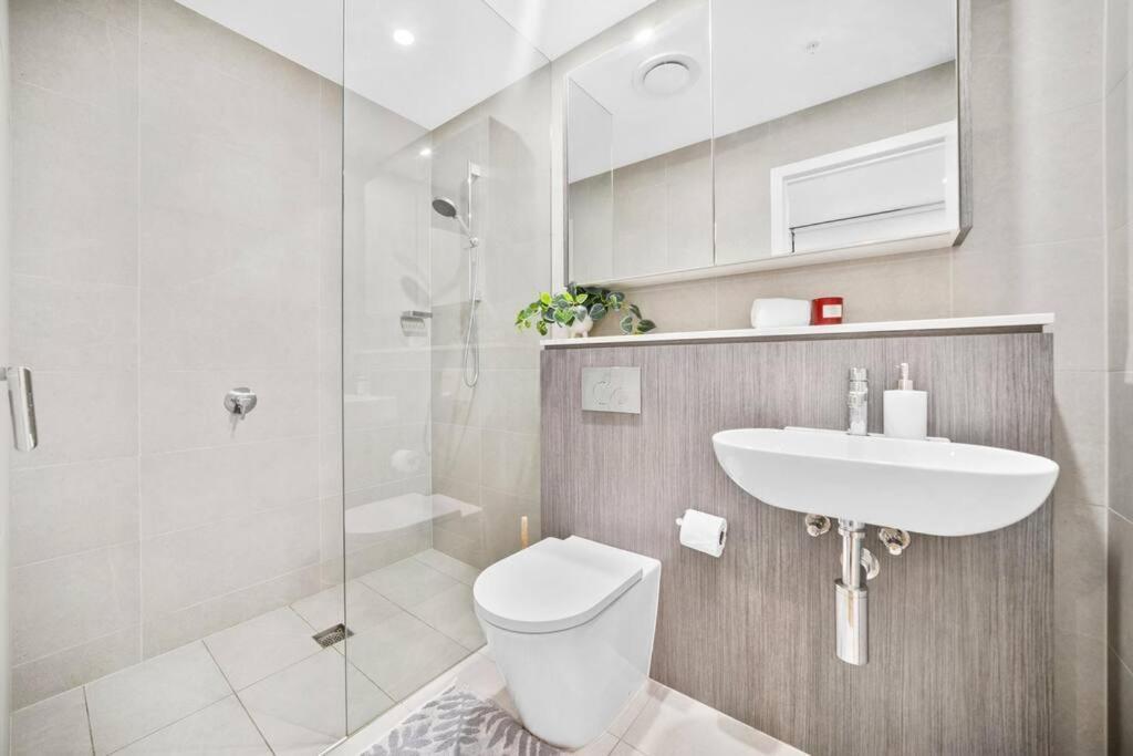 Apartment Steps From Olympic Park - Spacious 3-bedroom Sydney